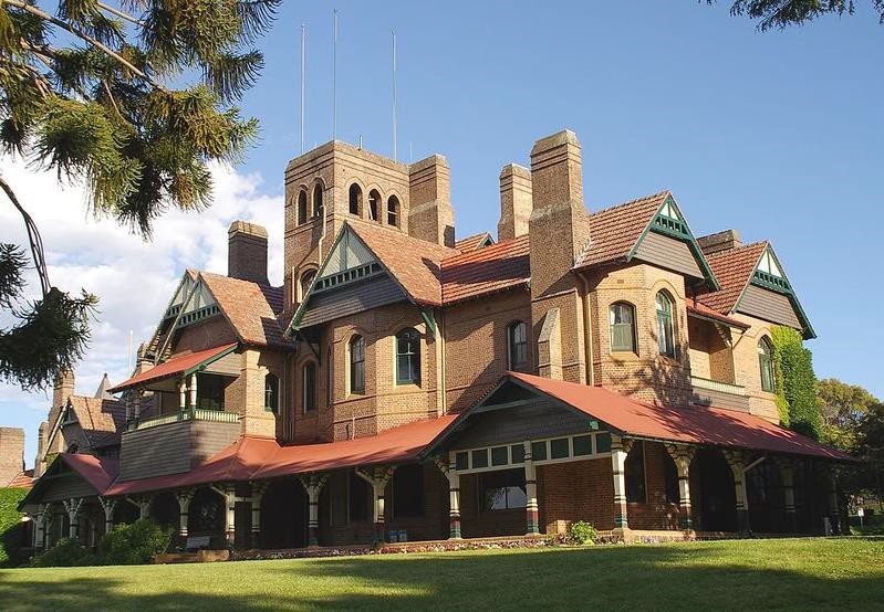 University of New England (UNE)